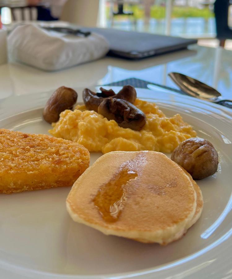 Royal M Al Aqah Beach Resort By Gewan Bagian luar foto A plate of scrambled eggs with mushrooms and a pancake